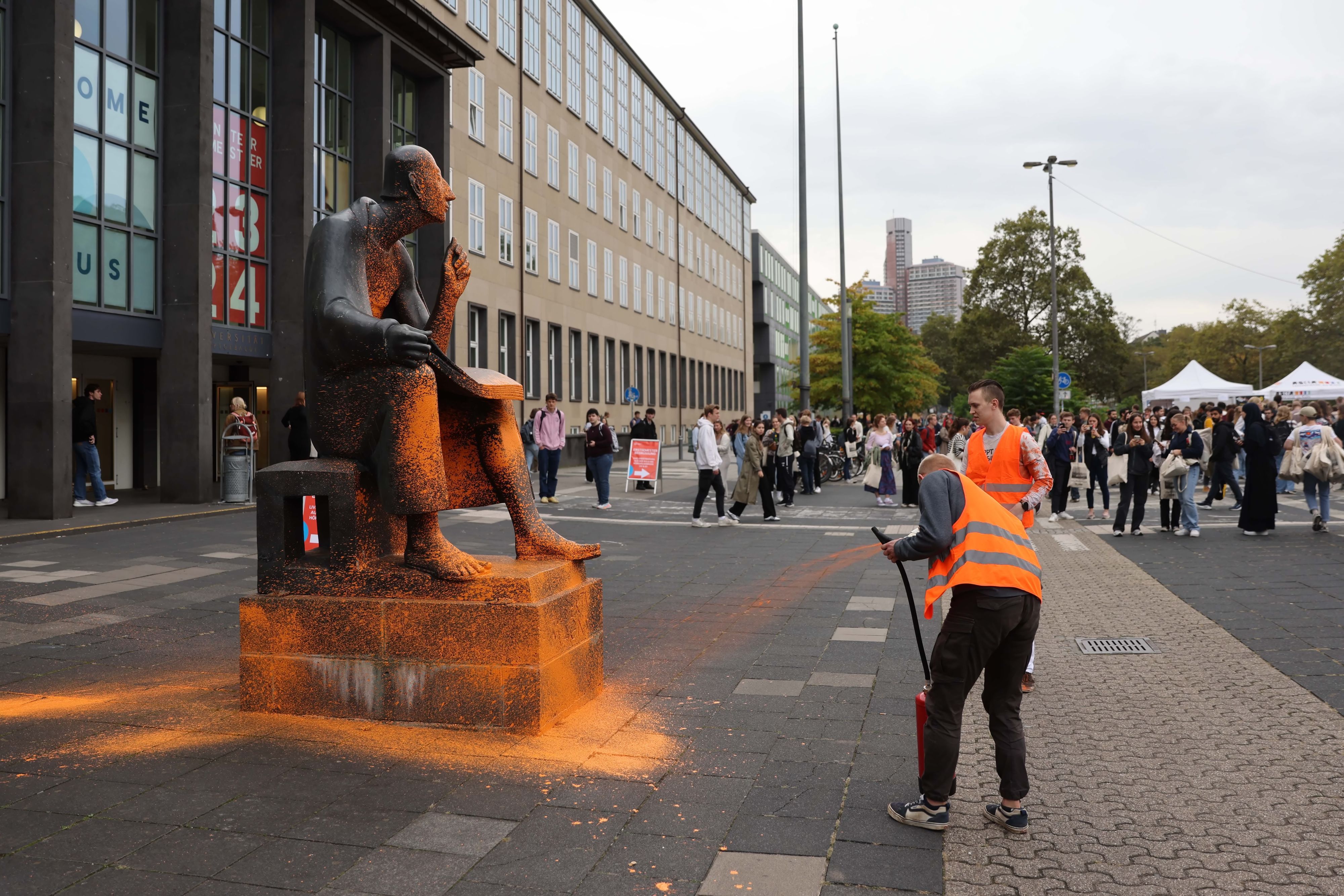 Köln, RSK, Aktivisten der "Letzte Generation" besprühen die Statue des Albertus Magnus vor der Uni