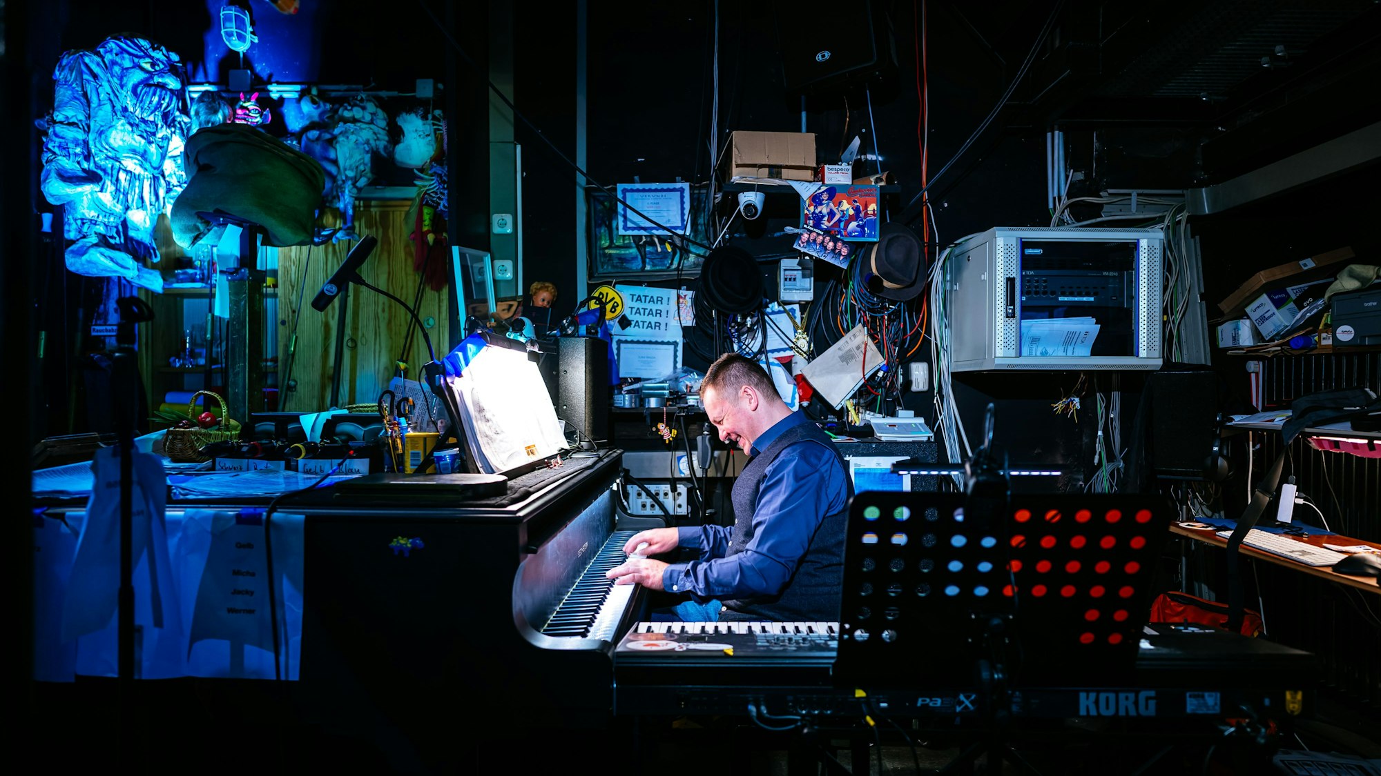 Wenn Jura Wajda in die Tasten haut, dann steht kein Puppenbein still. Hinger der Britz befindet sich sein kleines Reich der Töne.