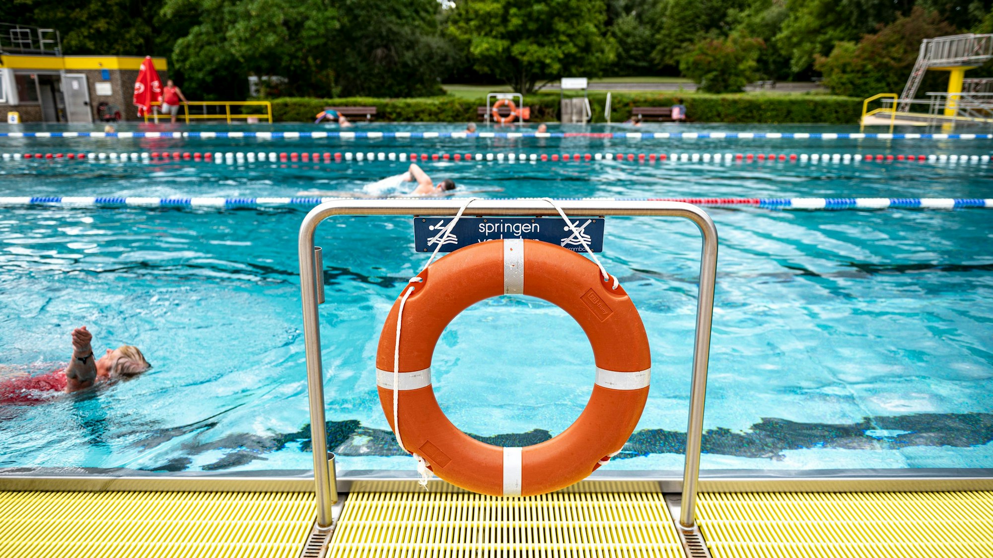 Bademeister sind Mangelware: Das hat Folgen für die Öffnungszeiten der Schwimmbäder.