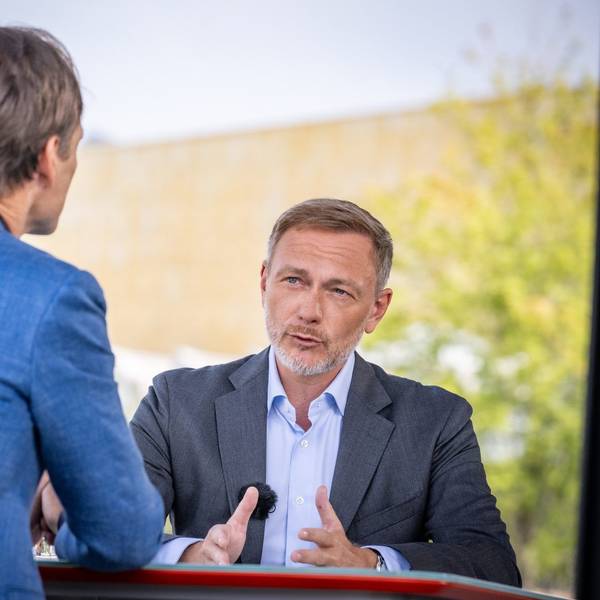HANDOUT - 04.08.2024, Berlin: Christian Lindner (r), Bundesvorsitzender der FDP, spricht beim ZDF-Sommerinterview in «Berlin direkt» an der Neuen Nationalgalerie mit Moderator Wulf Schmiese, Stellvertretender Leiter des ZDF-Hauptstadtstudios. Foto: Claudius Pflug/ZDF/dpa - ACHTUNG: Nur zur redaktionellen Verwendung im Zusammenhang mit der aktuellen Berichterstattung und nur mit vollständiger Nennung des vorstehenden Credits +++ dpa-Bildfunk +++