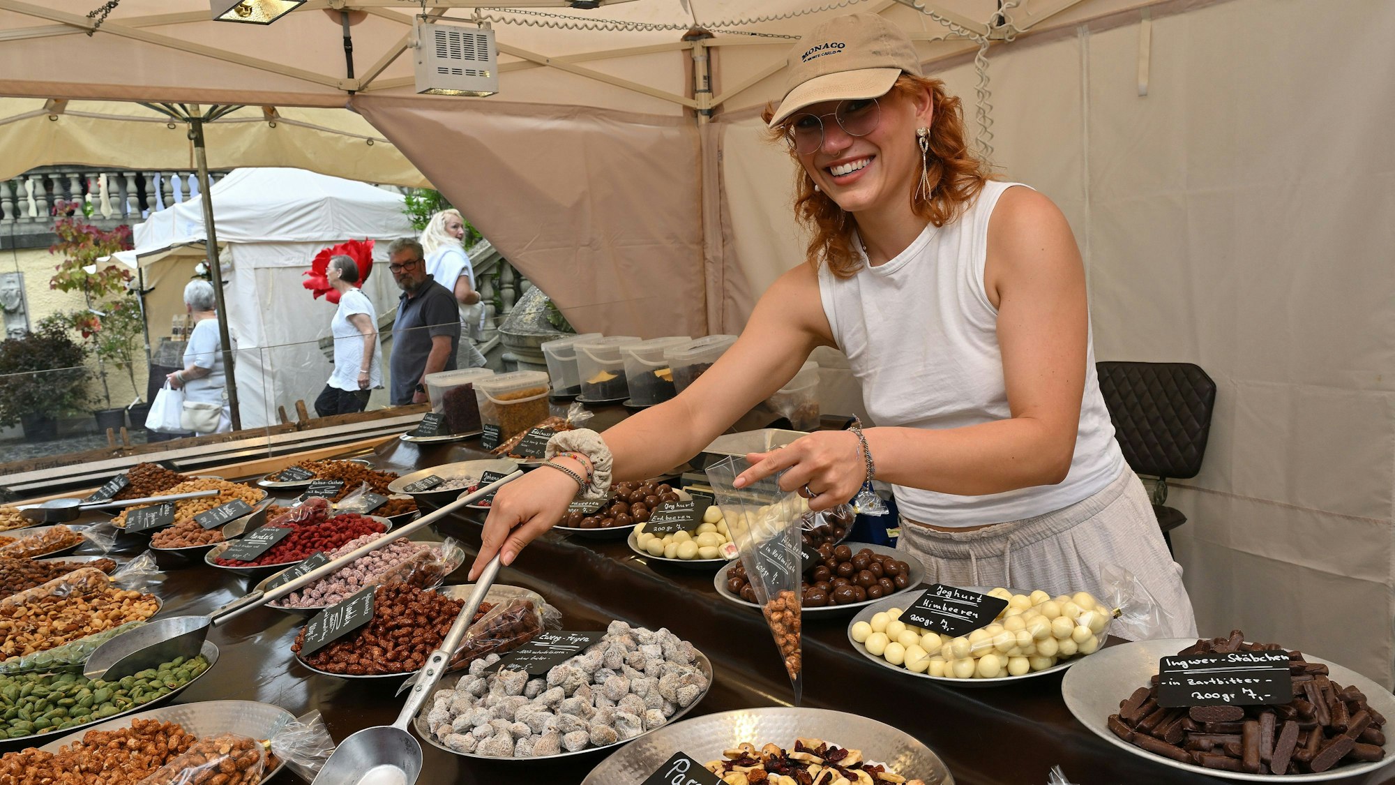 Viele Verlockungen an den Ständen führten die Besucher in Versuchung.