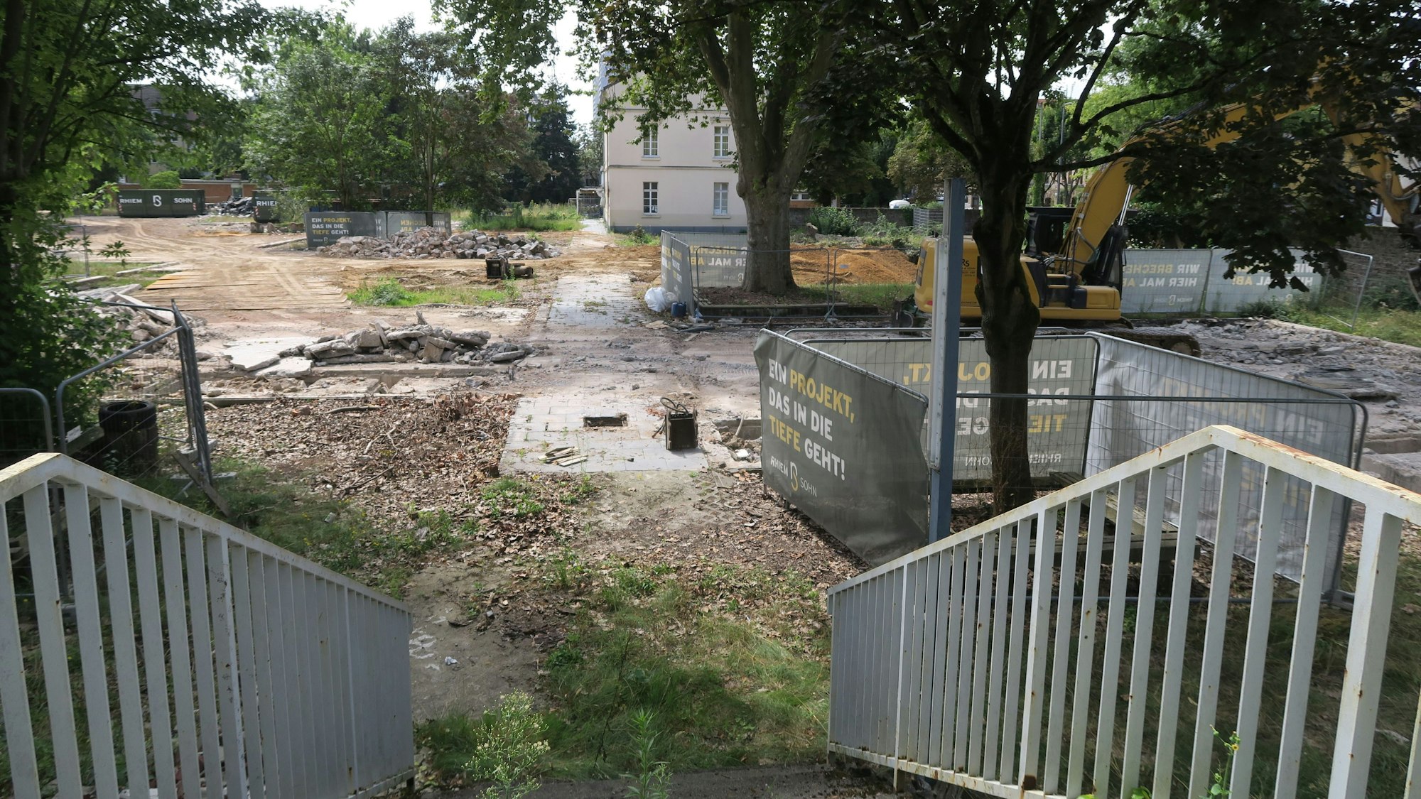 Von den Gebäuden der Förderschule ist schon nichts mehr zu sehen.