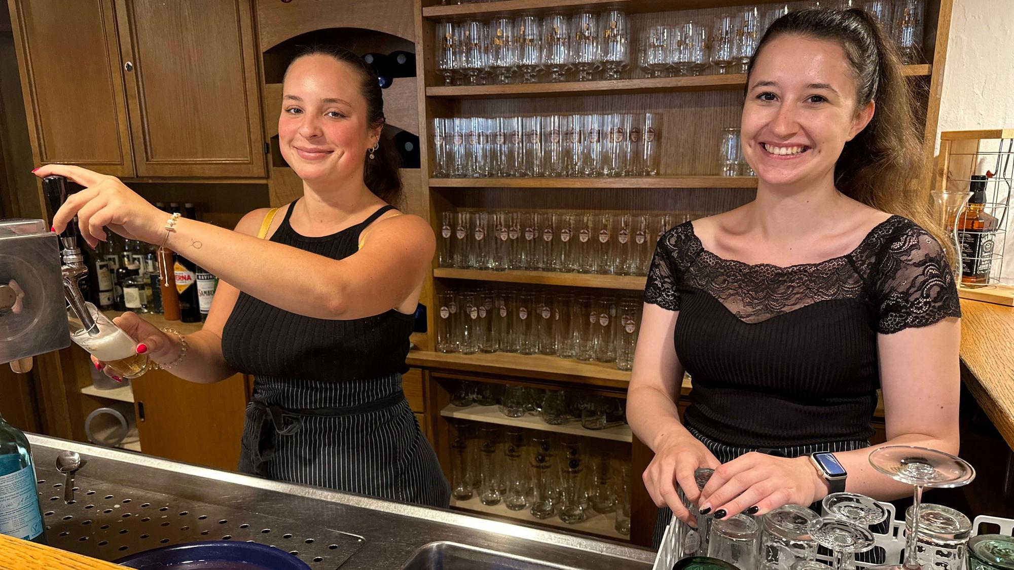 Der Gasthof Röttgern in Seelscheid schließt zum Jahresende 2024, die Studentinnen Margarita Becker und Sophie Schimmelpfennig wollten eigentlich im September aufhören, machen jetzt aber bis zur großen Silvesterabschiedsfete am 31.12.2024 weiter.
