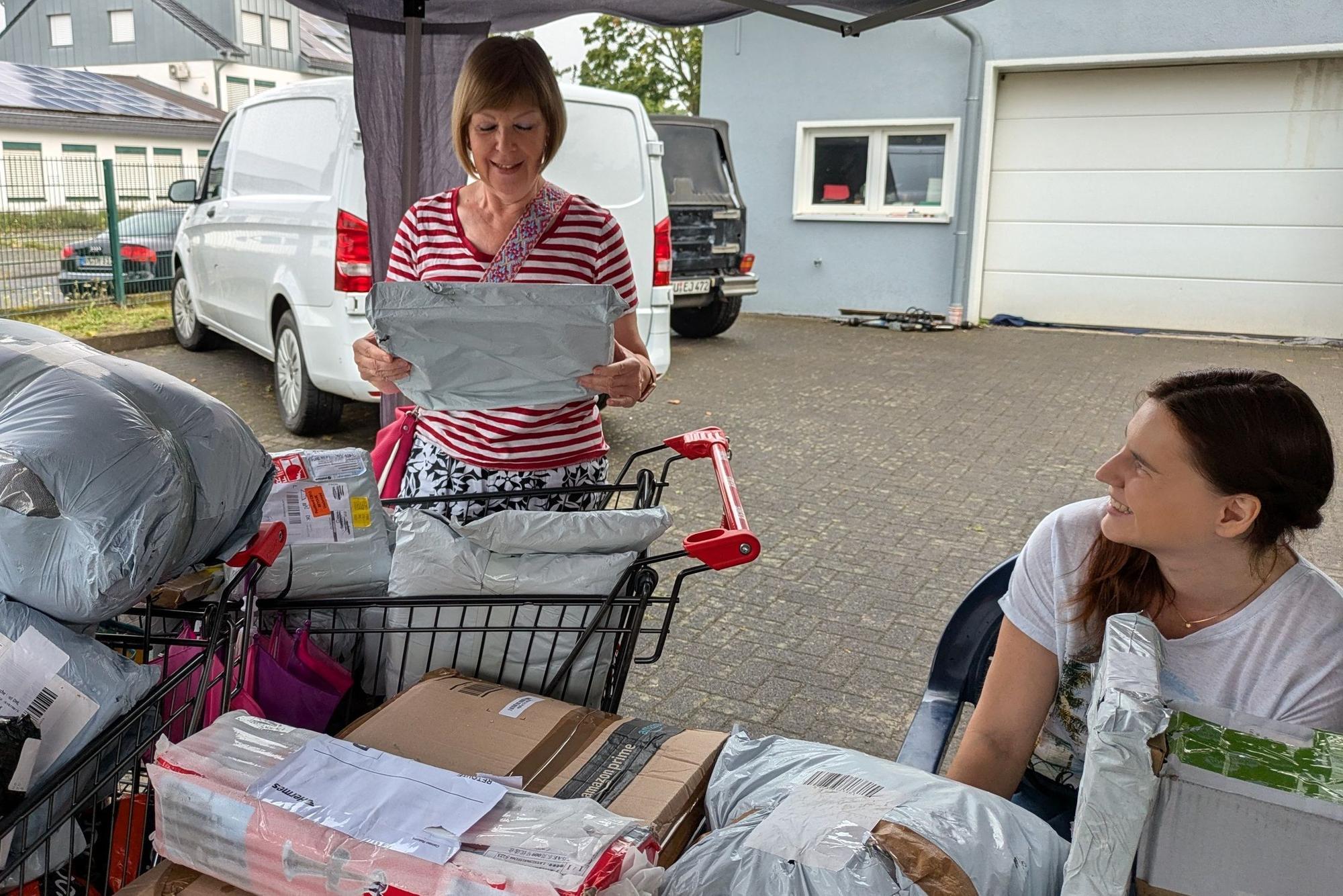 Sibilla Strasser (links) kauft bei Tashina Michels in Waldorf einige Mystery Boxen.