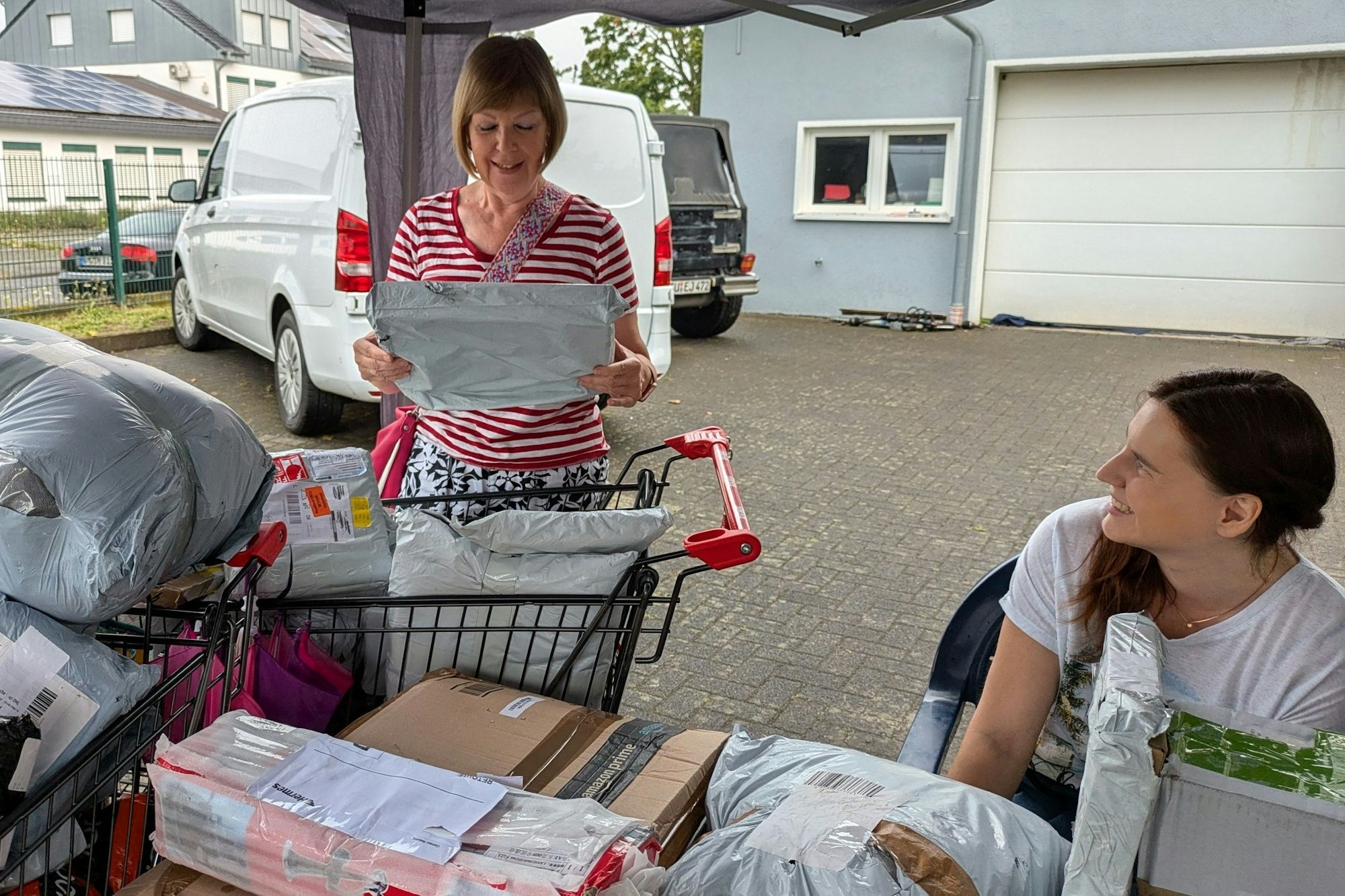 Sibilla Strasser (links) kauft bei Tashina Michels in Waldorf einige Mystery Boxen.