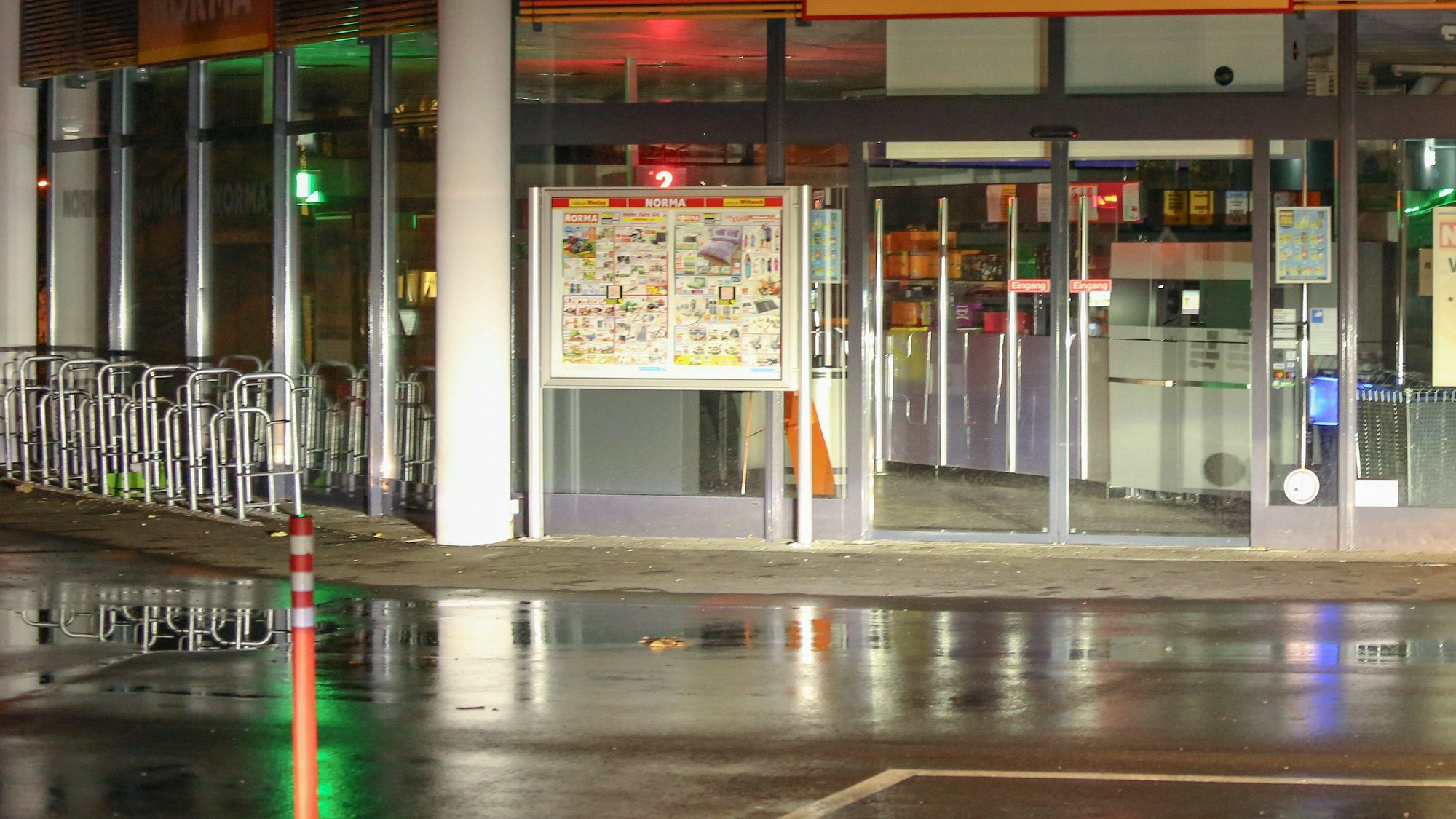 Ein vierjähriges Mädchen ist im April in einem Supermarkt in Wangen im Allgäu (Baden-Württemberg) mit einem Messer attackiert und schwer verletzt worden.