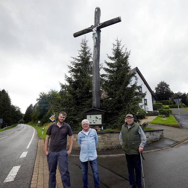 Seit fast 125 Jahren steht das Jahrhundertkreuz an der L 17 in Zehnstelle. Davor stehen drei Männer, die sich seit drei Generationen als Kreuzpfleger darum kümmern; von links Mario Bernat, Helmut Conrads und Heinrich Merten.