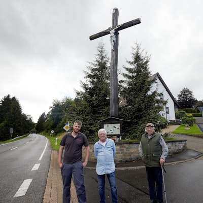 Seit fast 125 Jahren steht das Jahrhundertkreuz an der L 17 in Zehnstelle. Davor stehen drei Männer, die sich seit drei Generationen als Kreuzpfleger darum kümmern; von links Mario Bernat, Helmut Conrads und Heinrich Merten.