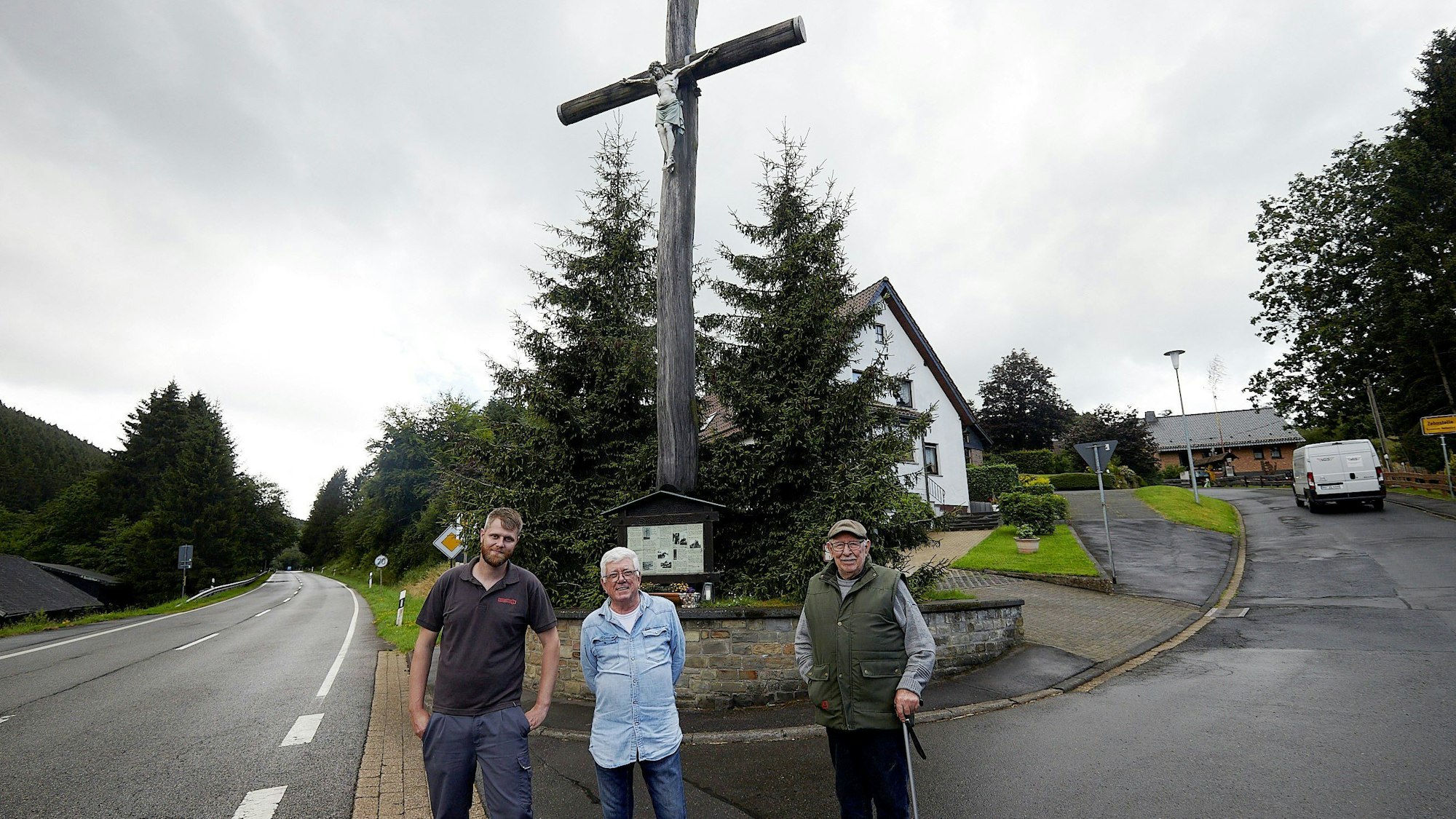 Seit fast 125 Jahren steht das Jahrhundertkreuz an der L 17 in Zehnstelle. Davor stehen drei Männer, die sich seit drei Generationen als Kreuzpfleger darum kümmern; von links Mario Bernat, Helmut Conrads und Heinrich Merten.