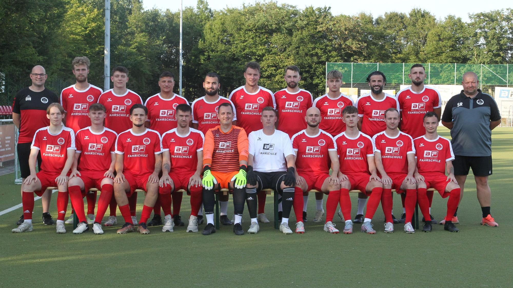 Betreuer Dennis Hägger (hinten, von links), Max Kötter, Lennard Michel, Yusef Meli, Berkay Dogu, David Podlas, Jonas Gerhold, Dennis Paul, Cihan Özcal, Elion Stoijkaj, Trainer Sven Rasch, Constantin Petrautzki (vorne, von links), Severin Hilger, Luis Psillakis, Tobias Künstler, Razvan Popa, Max Hilger, André Goldman, Luis Müssner, Jan Deventer und Max Unruh vom 1. FC Niederkassel II.