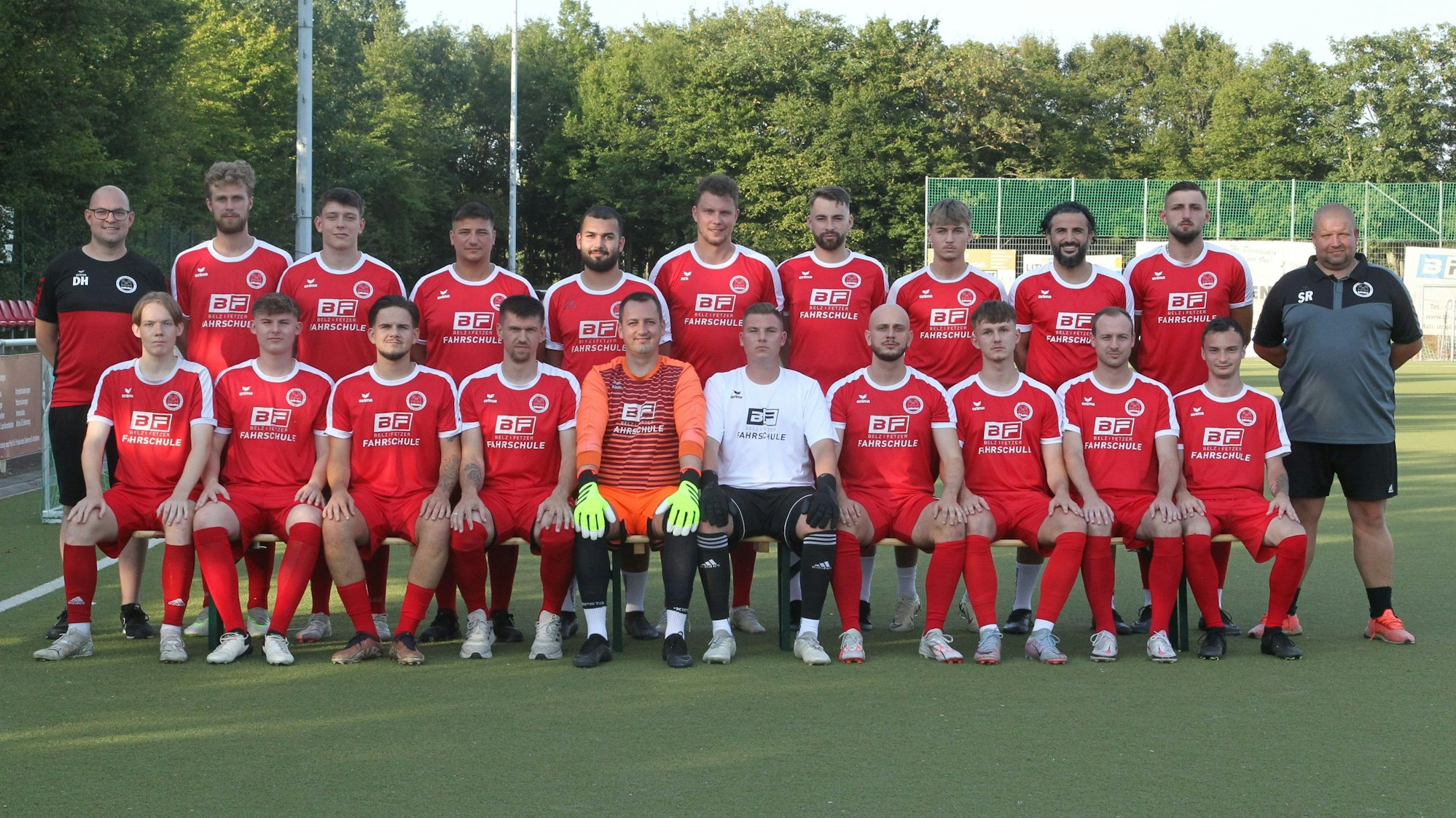 Betreuer Dennis Hägger (hinten, von links), Max Kötter, Lennard Michel, Yusef Meli, Berkay Dogu, David Podlas, Jonas Gerhold, Dennis Paul, Cihan Özcal, Elion Stoijkaj, Trainer Sven Rasch, Constantin Petrautzki (vorne, von links), Severin Hilger, Luis Psillakis, Tobias Künstler, Razvan Popa, Max Hilger, André Goldman, Luis Müssner, Jan Deventer und Max Unruh vom 1. FC Niederkassel II.