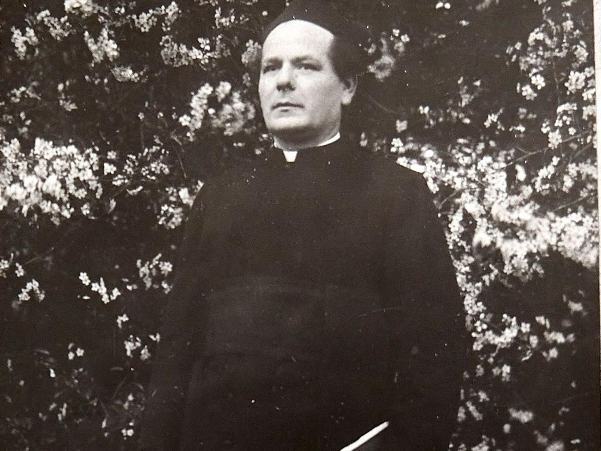 Das Schwarz-Weiß-Foto zeigt den Rescheider Pfarrer Engelbert Giesen, der das Kreuz von Zehnstelle im Jahr 1900 gestiftet hat.