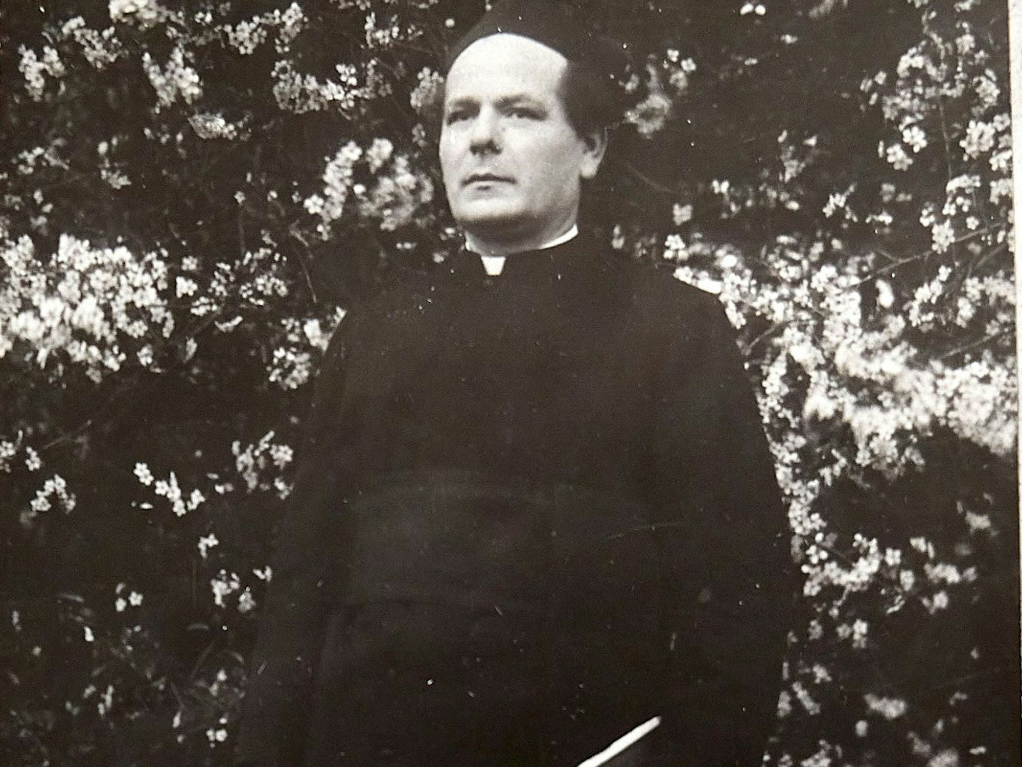 Das Schwarz-Weiß-Foto zeigt den Rescheider Pfarrer Engelbert Giesen, der das Kreuz von Zehnstelle im Jahr 1900 gestiftet hat.