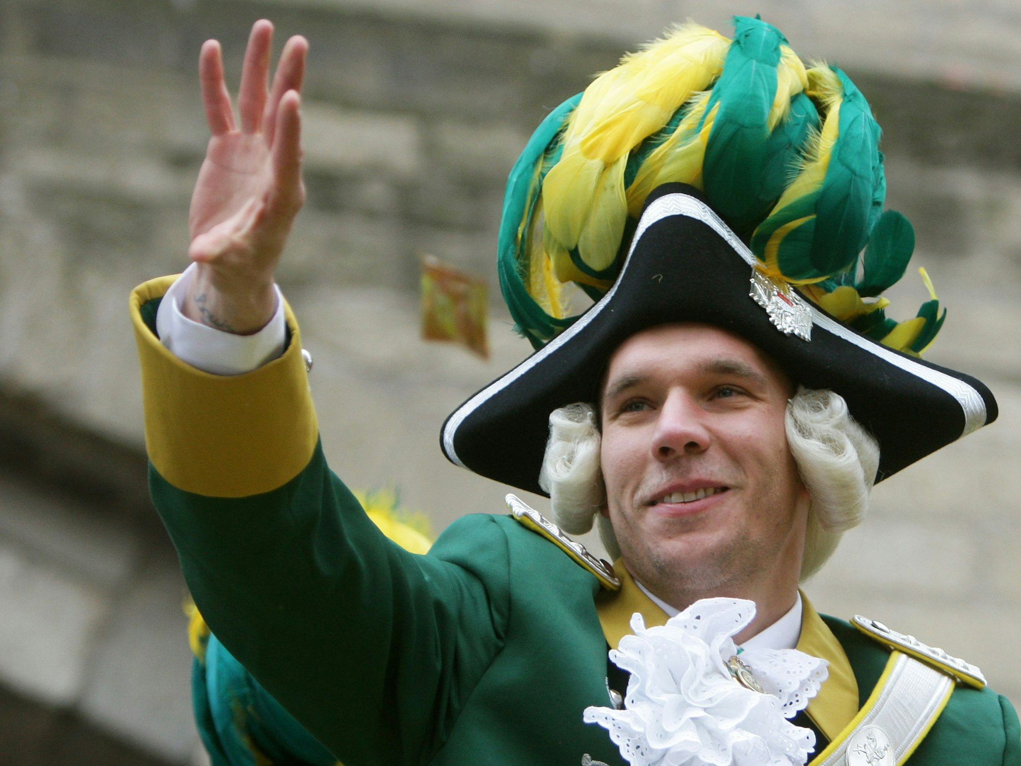 Lukas Podolski zeigt oft seine Verbundenheit zu Köln, beispielsweise als Ehrengardist im Rosenmontagszug.