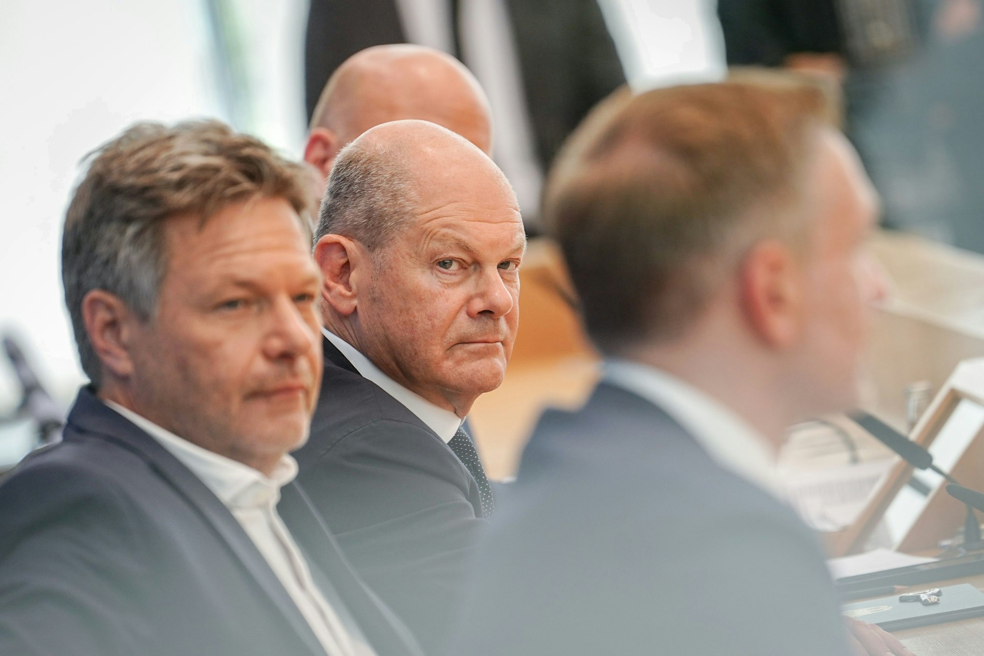 Bundeskanzler Olaf Scholz (SPD, M), Robert Habeck (l, Bündnis 90/Die Grünen), Bundesminister für Wirtschaft und Klimaschutz, und Christian Lindner (FDP), Bundesminister der Finanzen