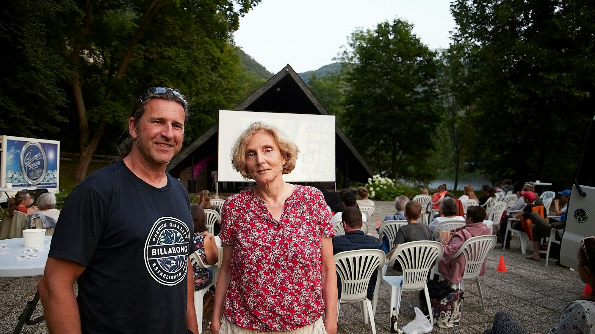 Sozialarbeiter Dirk Boltersdorf und Drehbuchautorin Susanne Finken stehen nebeneinander hinter den Zuschauern.