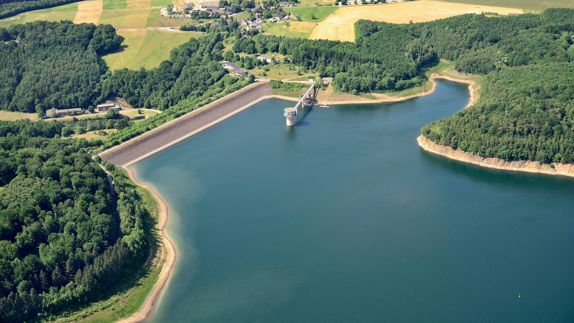 Luftaufnahme der Grossen Dhünntalsperre.