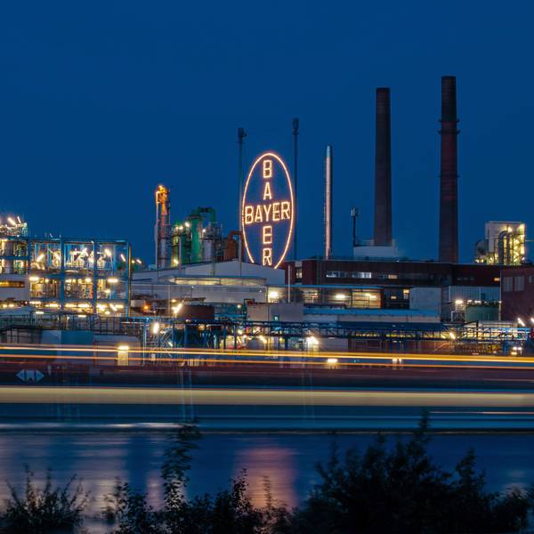 ARCHIV - 14.05.2019, Nordrhein-Westfalen, Köln: Das Bayer Kreuz, das Logo des Unternehmens, leuchtet auf dem Werksgelände von Bayer in Leverkusen, gegenüber dem Rheinufer in Köln. (zu dpa: «Bayer hat seit Jahresbeginn 3200 Stellen abgebaut») Foto: Oliver Berg/dpa +++ dpa-Bildfunk +++