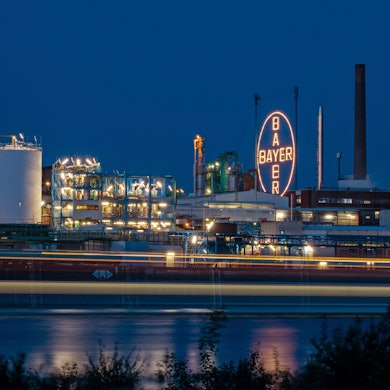 ARCHIV - 14.05.2019, Nordrhein-Westfalen, Köln: Das Bayer Kreuz, das Logo des Unternehmens, leuchtet auf dem Werksgelände von Bayer in Leverkusen, gegenüber dem Rheinufer in Köln. (zu dpa: «Bayer hat seit Jahresbeginn 3200 Stellen abgebaut») Foto: Oliver Berg/dpa +++ dpa-Bildfunk +++