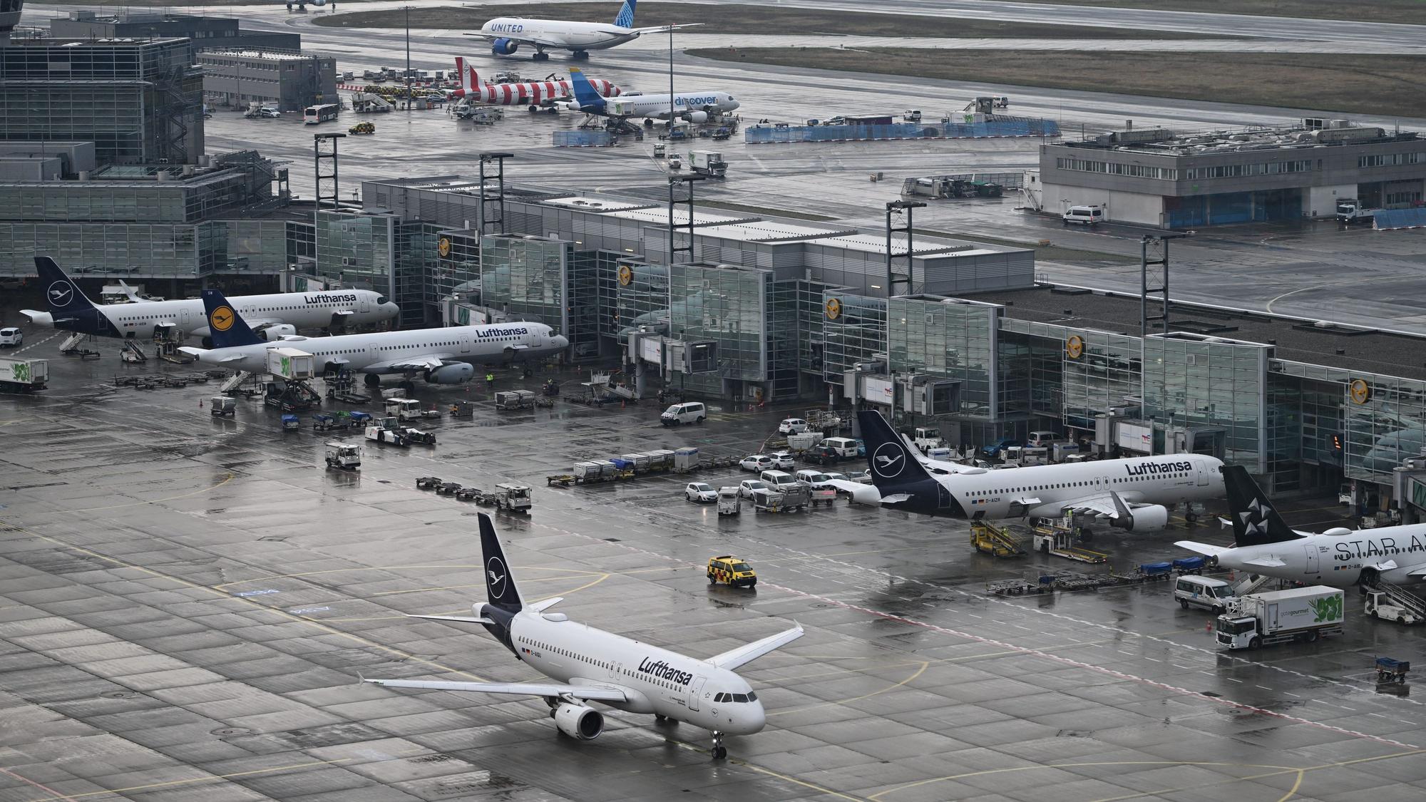 Reger Betrieb herrscht an den Flugsteigen am Terminal 1 (vorn) und Terminal 2 des Frankfurter Flughafens.