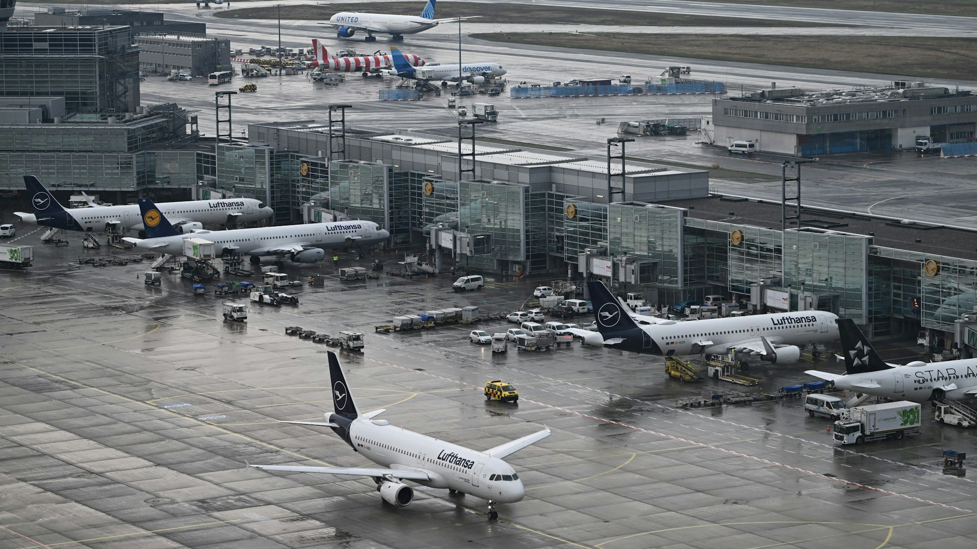 Reger Betrieb herrscht an den Flugsteigen am Terminal 1 (vorn) und Terminal 2 des Frankfurter Flughafens.