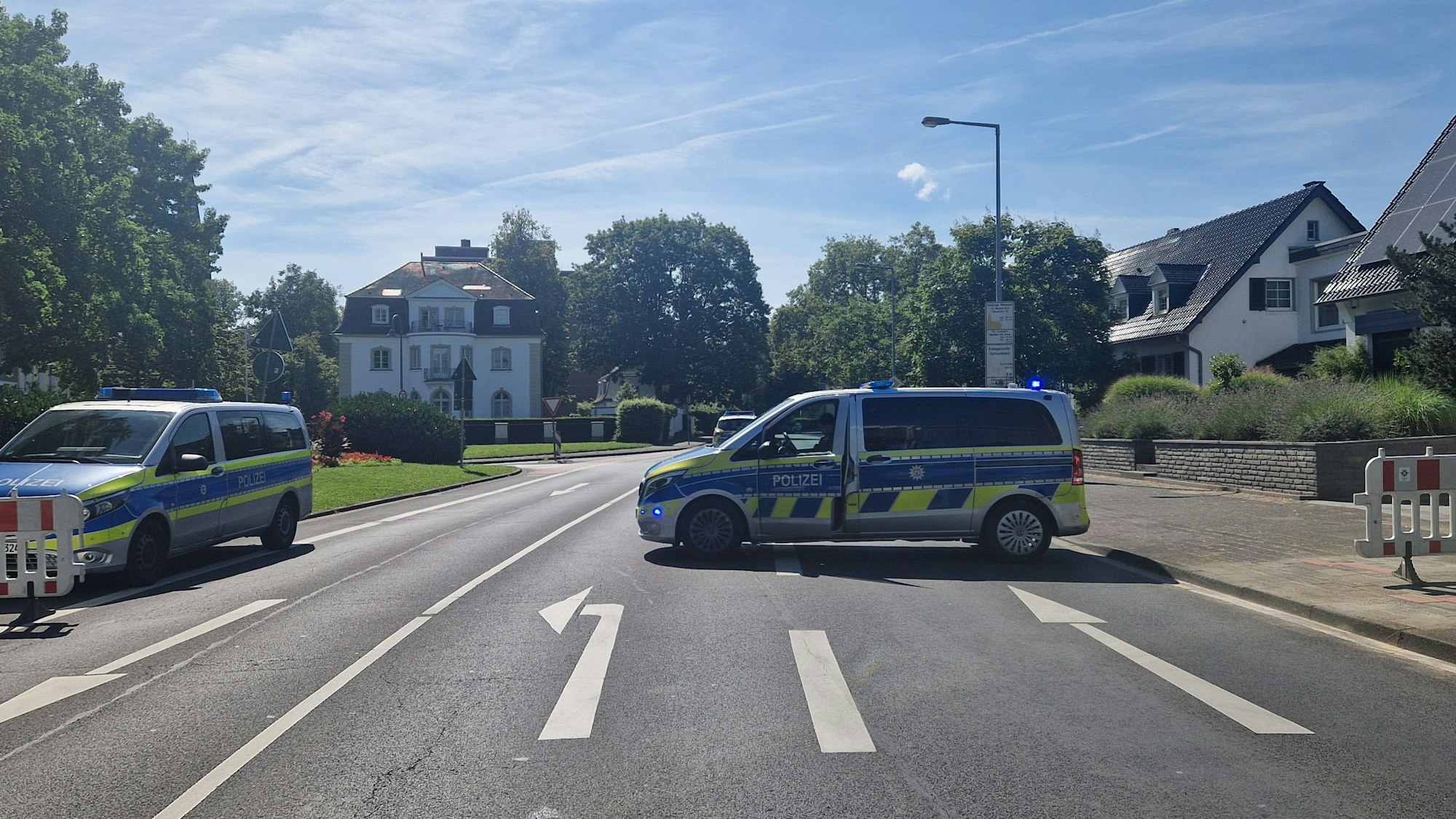 Die Polizei hat die Straßen in Rodenkirchen abgesperrt. Hier ist am Montagabend eine Weltkriegsbombe gefunden worden, welche am Dienstag entschärft werden muss.