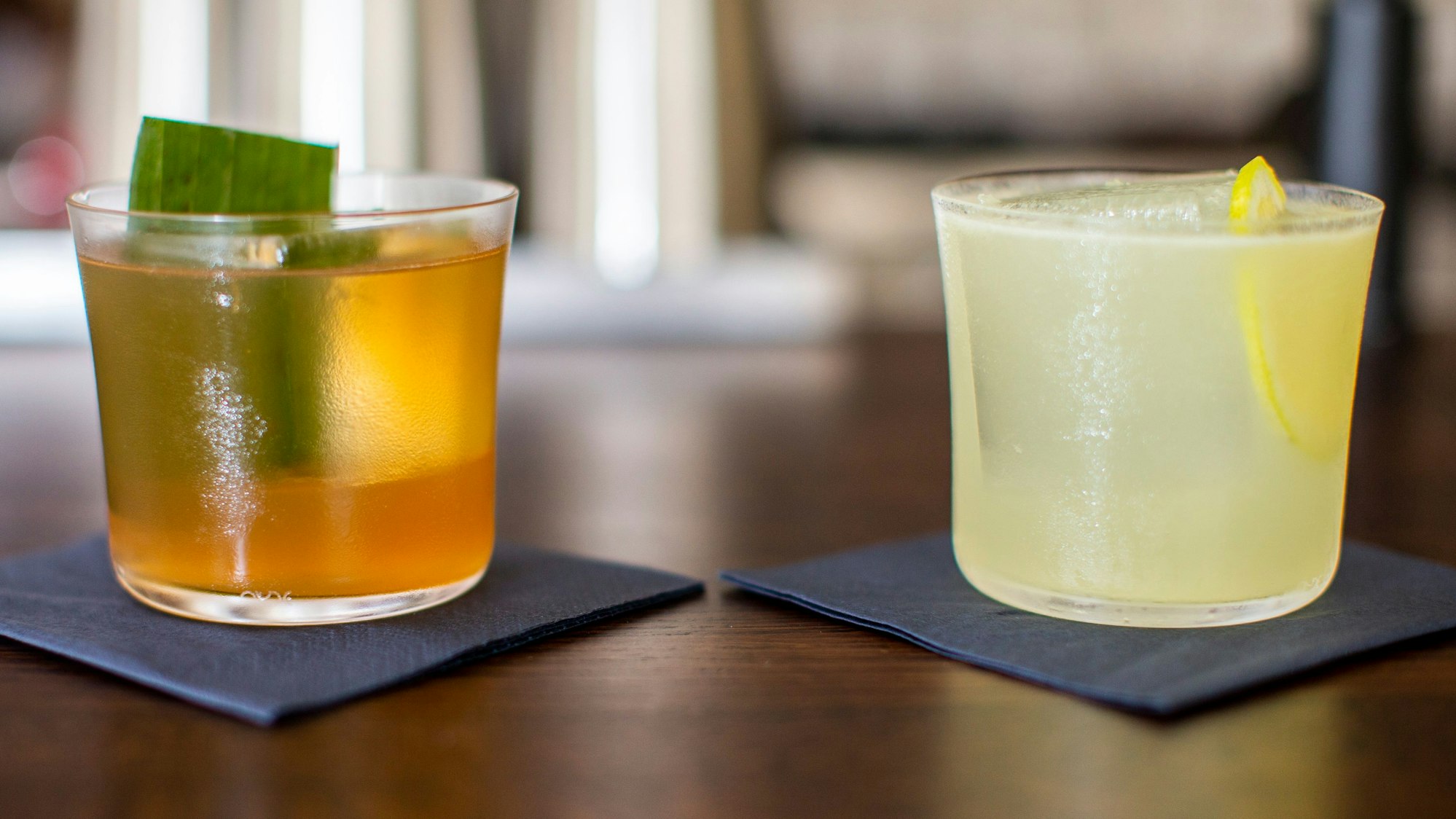 Ein oranger und ein gelber Cocktail