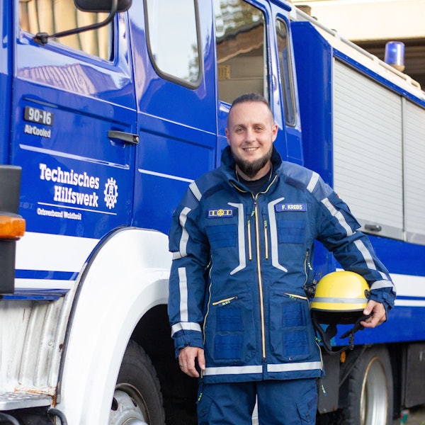 Nach 25 Jahren wird die Ortsgruppe Waldbröl des Technischen Hilfswerks (THW) jetzt mit neuer Kleidung für die Einsätze ausgerüstet. Ortsbeauftragter Florian Krebs führt das neue Textil gerne vor.