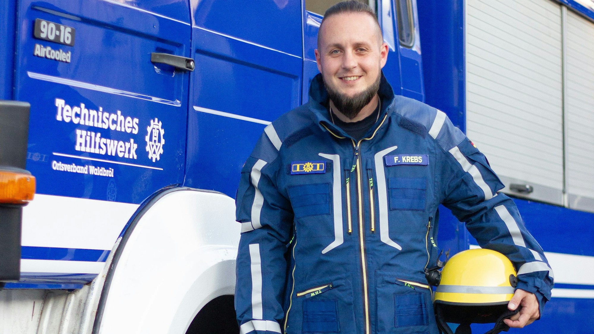 Nach 25 Jahren wird die Ortsgruppe Waldbröl des Technischen Hilfswerks (THW) jetzt mit neuer Kleidung für die Einsätze ausgerüstet. Ortsbeauftragter Florian Krebs führt das neue Textil gerne vor.