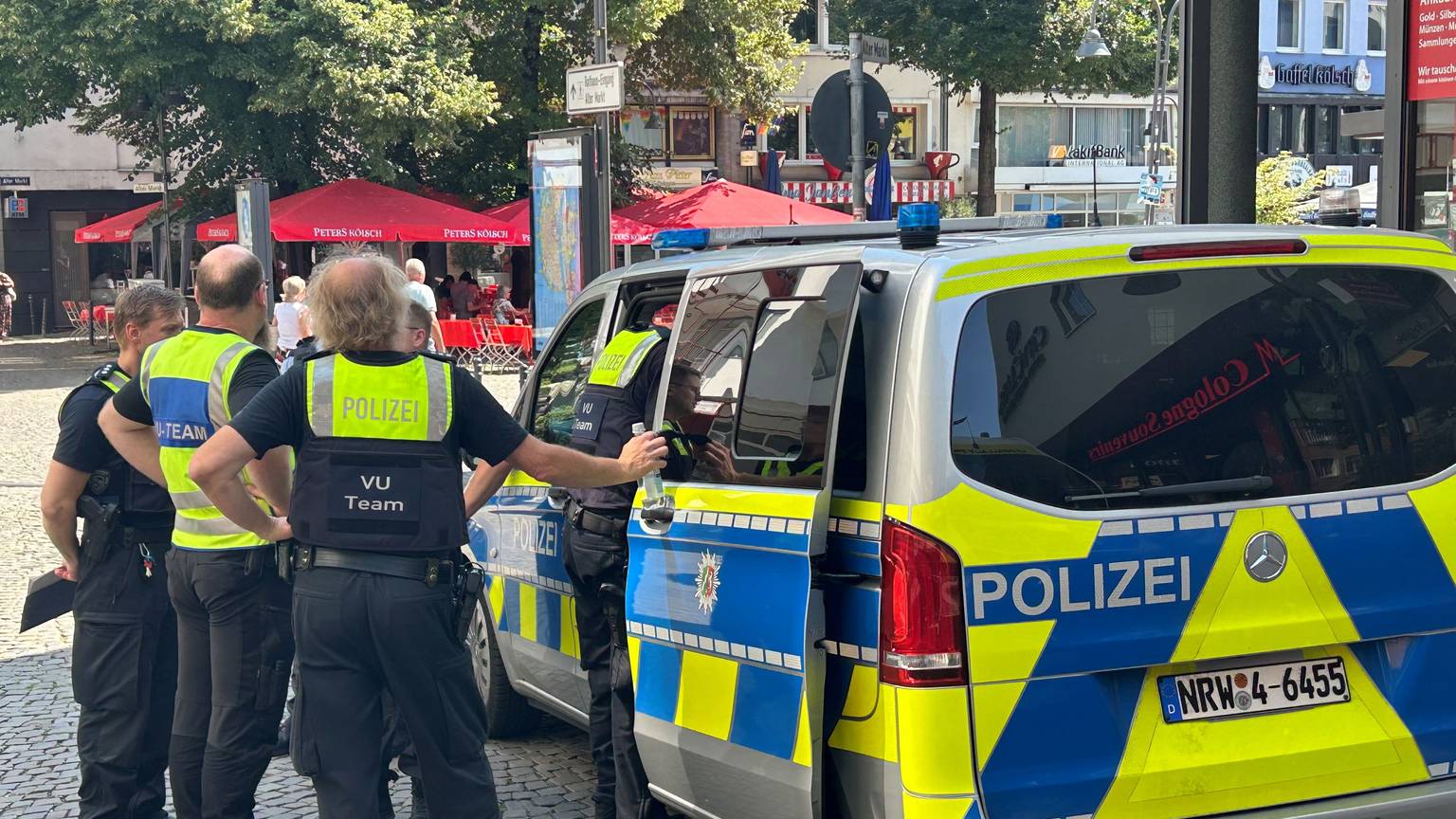 Polizisten schauen sich den Tatort am Alter Markt am Dienstagmittag an