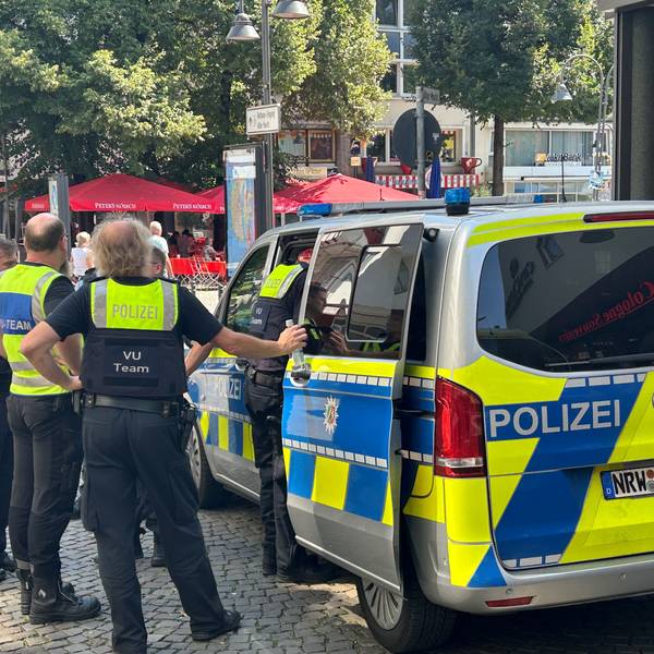 Polizisten schauen sich den Tatort am Alter Markt am Dienstagmittag an