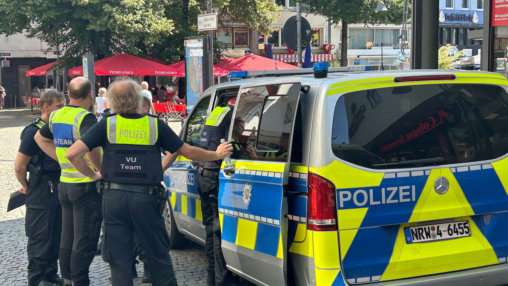Polizisten schauen sich den Tatort am Alter Markt am Dienstagmittag an