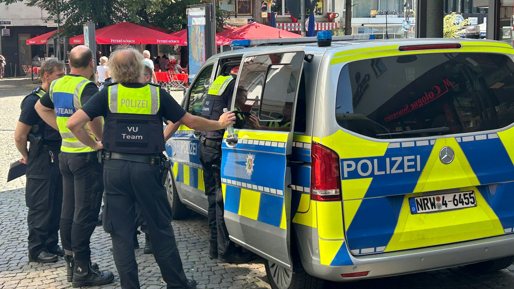 Polizisten schauen sich den Tatort am Alter Markt am Dienstagmittag an
