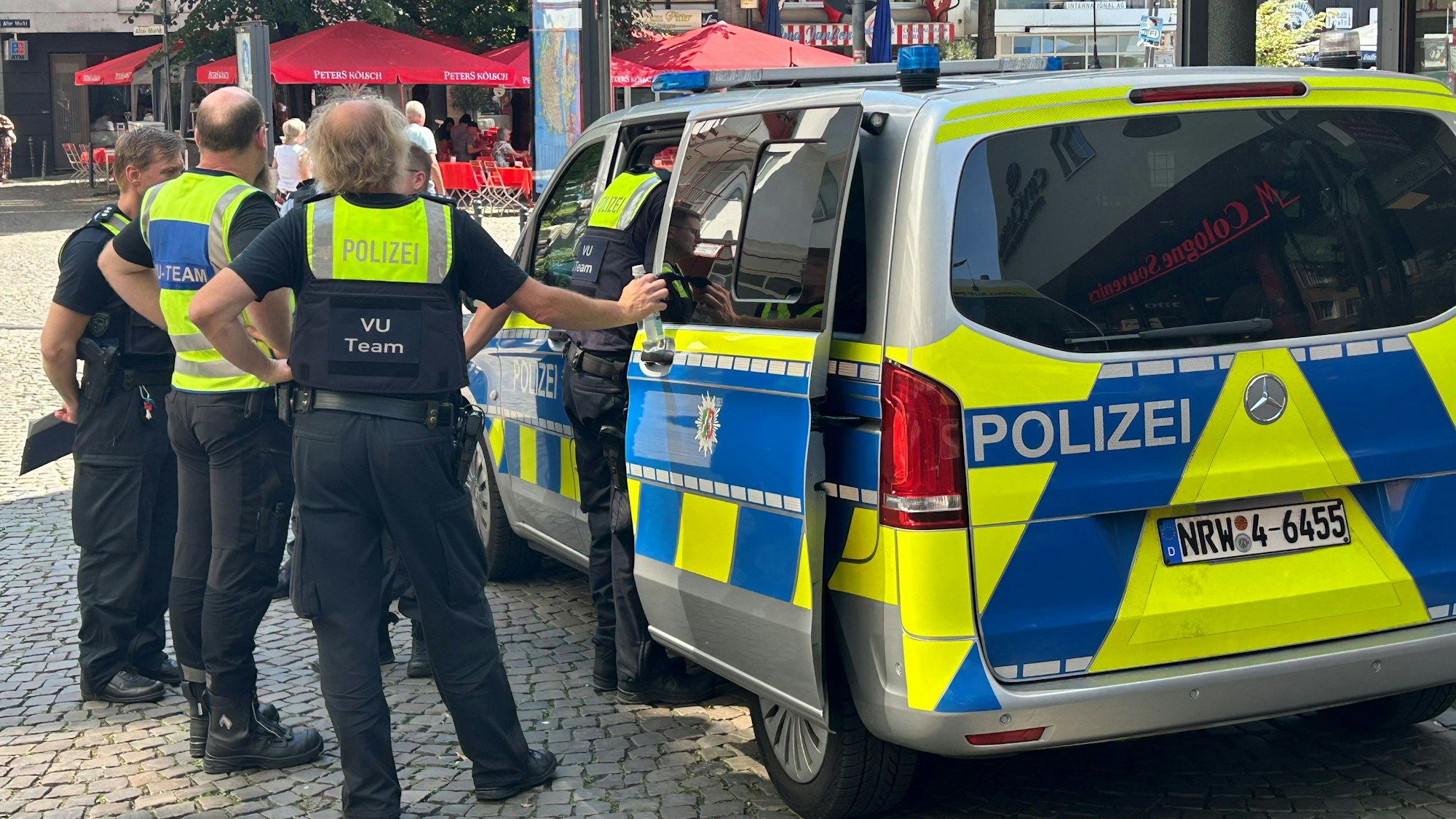 Polizisten schauen sich den Tatort am Alter Markt am Dienstagmittag an