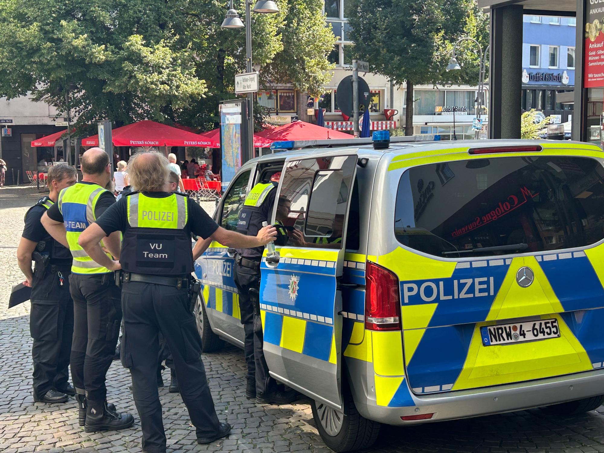Polizisten schauen sich den Tatort am Alter Markt am Dienstagmittag an