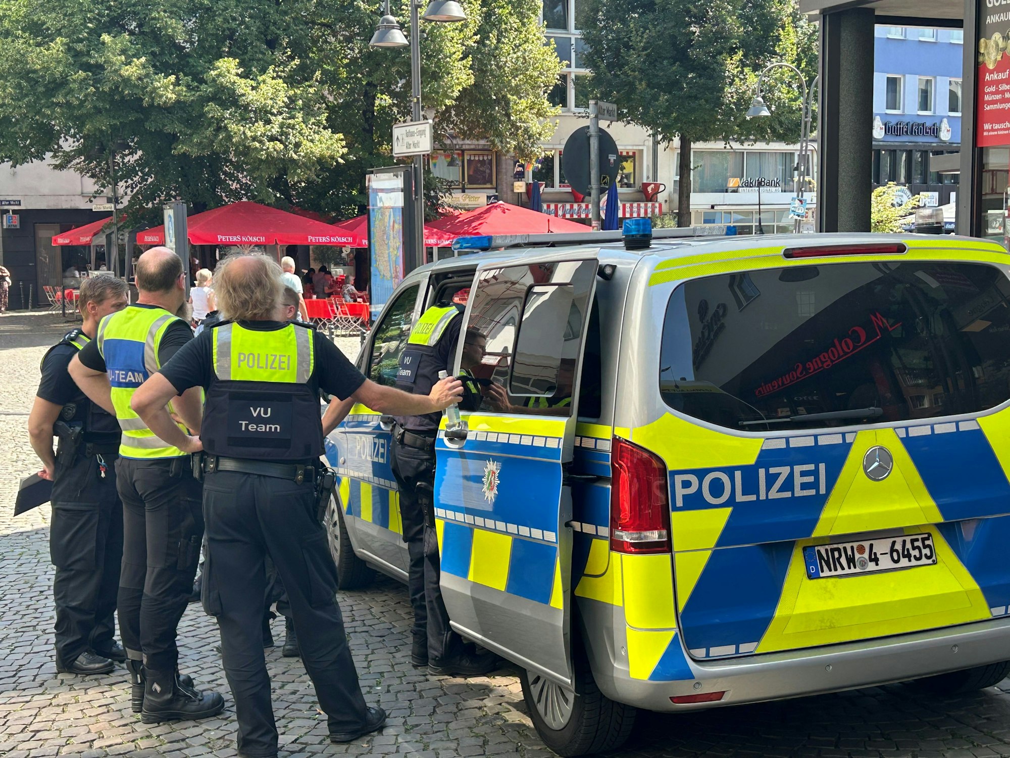 Polizisten schauen sich den Tatort am Alter Markt am Dienstagmittag an