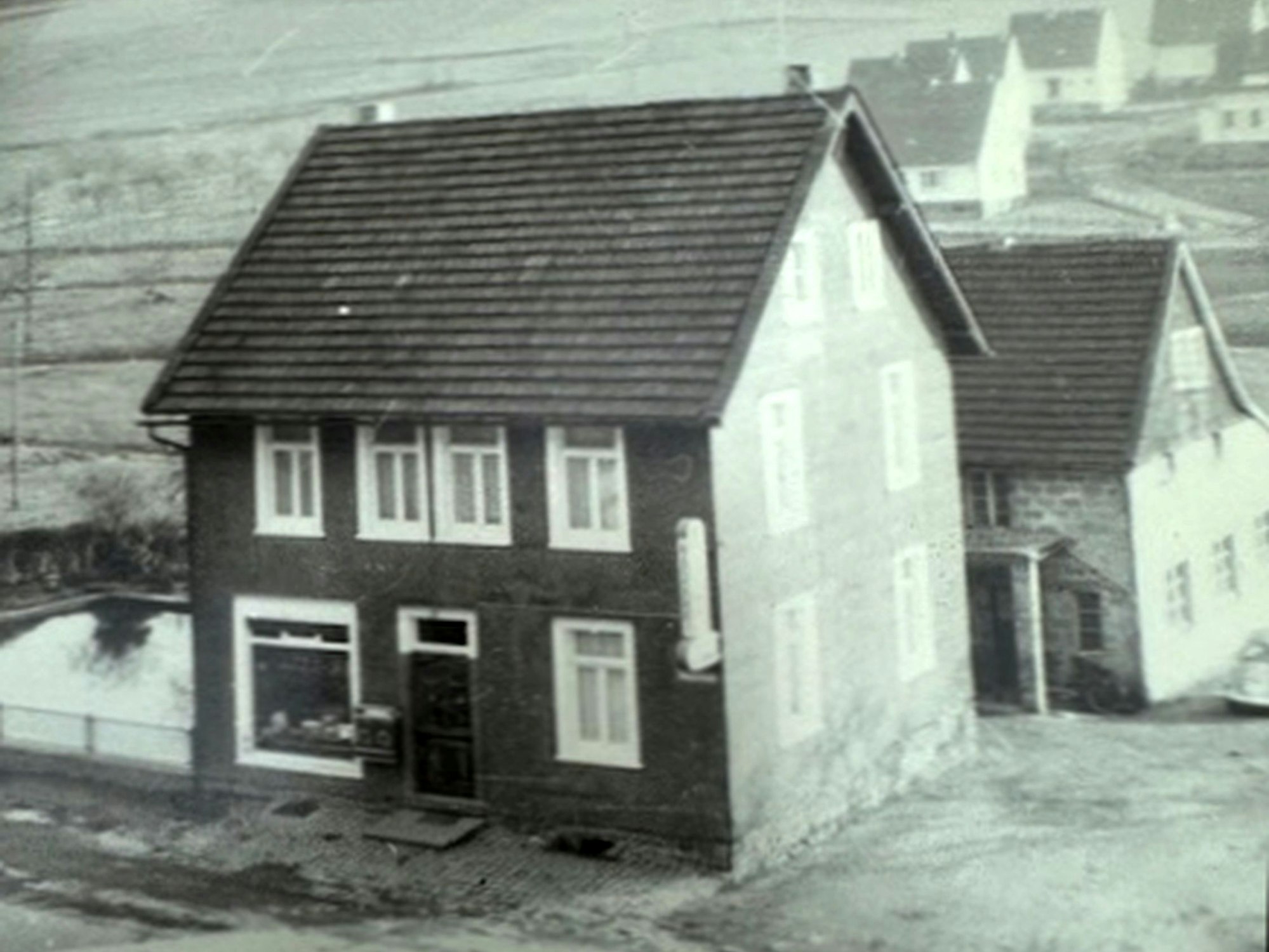 Lindlar. Die alte Bäckerei mit Verkaufsladen und Mühlteich.