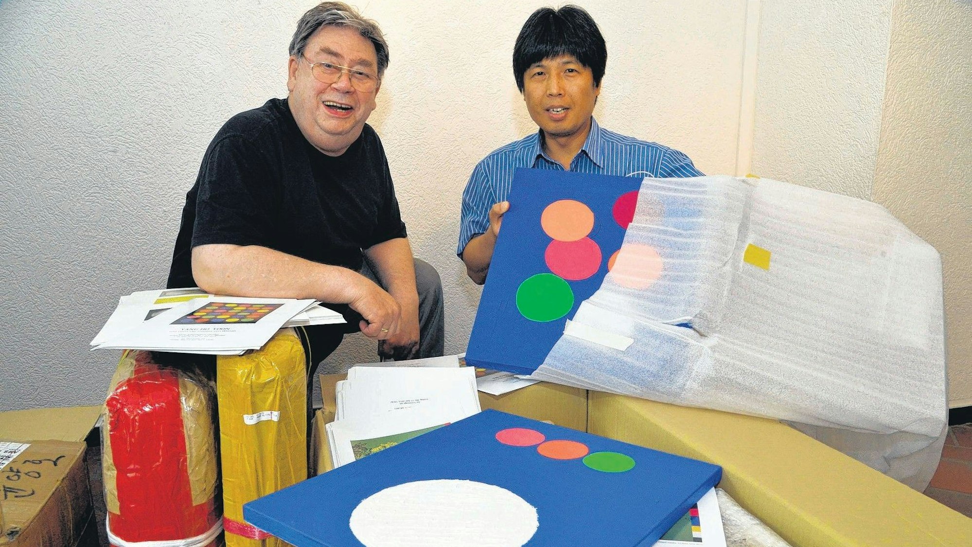 Kurator Walter Jansen mit Künstler Yang Ho Yoon in der Kleinen Rathausgalerie von Odenthal.