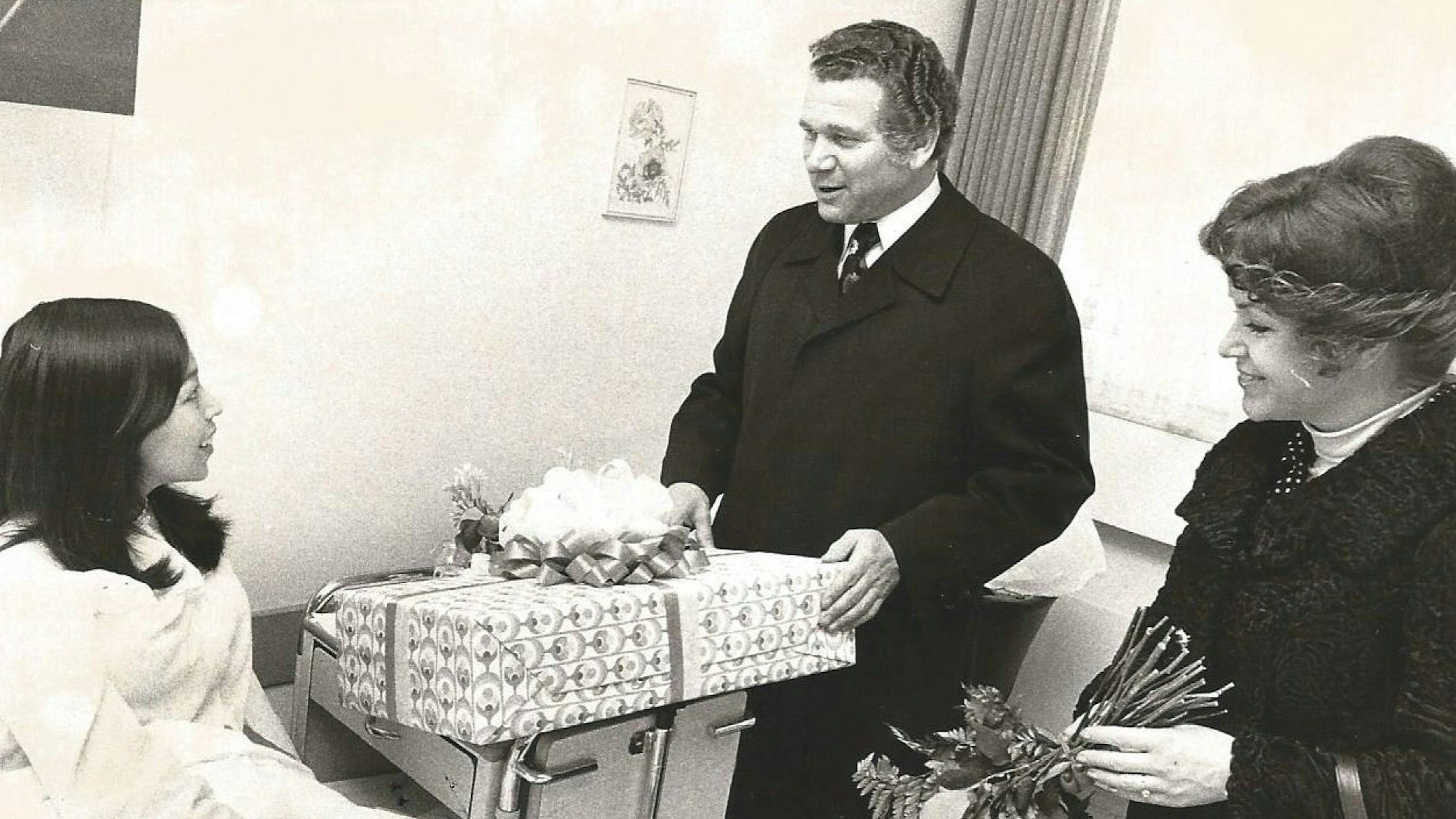 Zum Neujahrsbaby gratulierte im Siegburger Krankenhaus mit einem Kaufhof-Geschenk Geschäftsführer Horst Gockel und Sekretärin Edda Streitz.