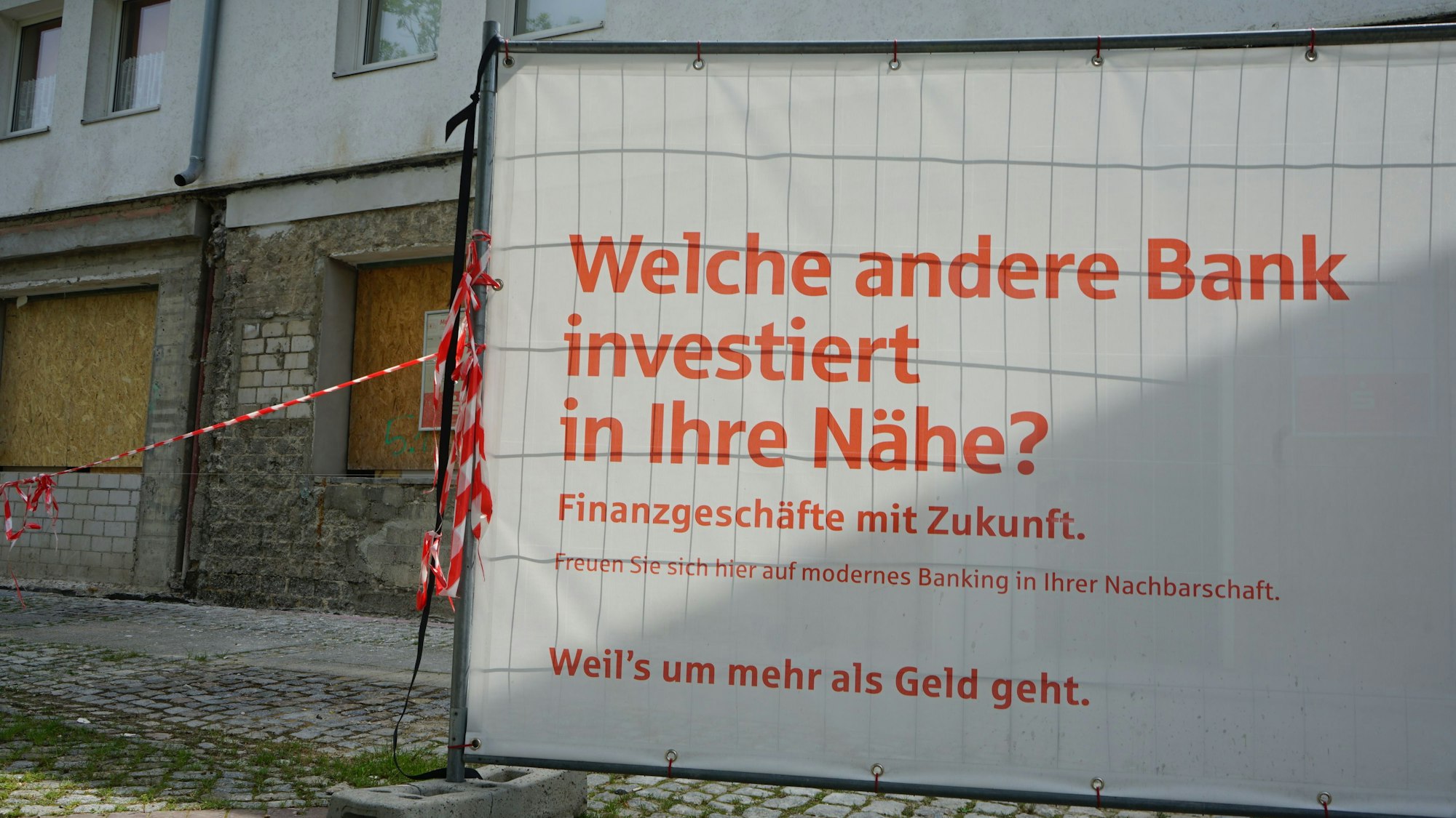 Noch immer sichert ein Bauzaun die Sparkassenruine am Türnicher Marktplatz.