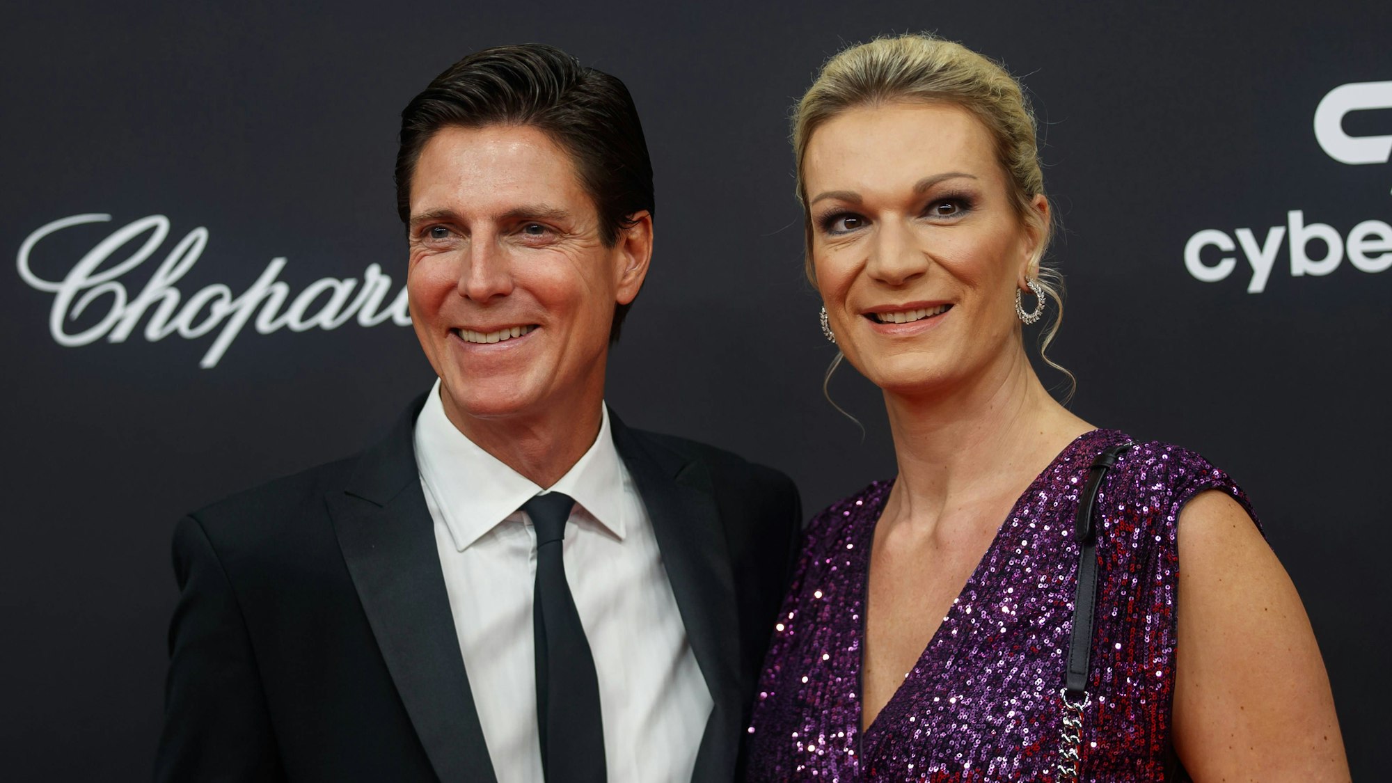 Marcus Höfl und Maria Höfl-Riesch bei der Bambi Verleihung 2023 im Studio 9 der Bavaria Filmstadt.