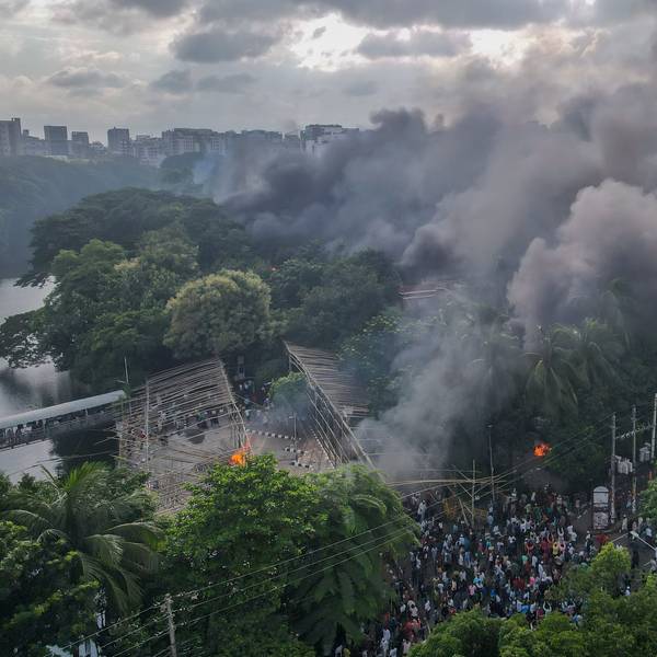Dhaka: Regierungsgegner setzen während der Feierlichkeiten den Eingangsbereich des Bangabandhu-Gedenkmuseums in Dhaka in Brand.