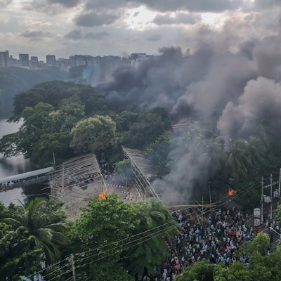 Dhaka: Regierungsgegner setzen während der Feierlichkeiten den Eingangsbereich des Bangabandhu-Gedenkmuseums in Dhaka in Brand.