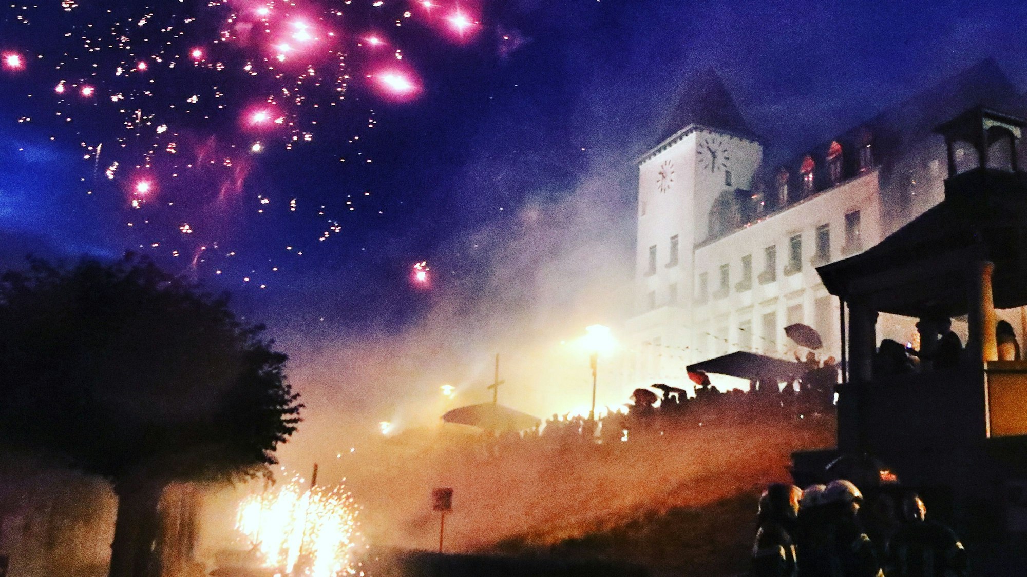 Feuerwerk am Porzer Bezirksrathaus bei der Premiere der Veranstaltung "Rheinromantik" 2019.