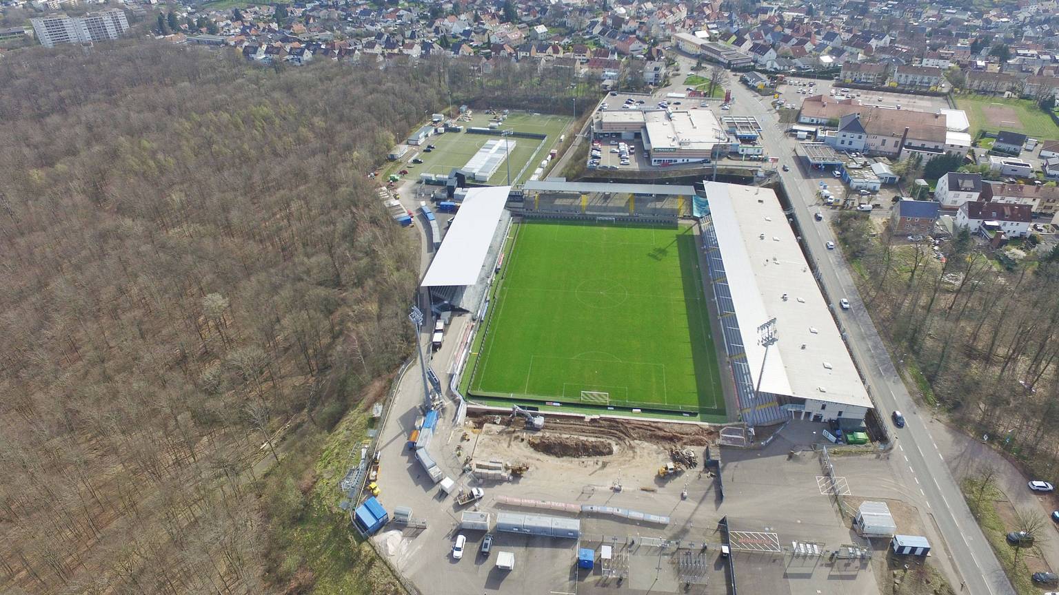 Das im Umbau befindliche Stadion der SV Elversberg an der Kaiserlinde aus der Luft gesehen. Im Vordergrund ist die abgerissene Westtribüne zu sehen.