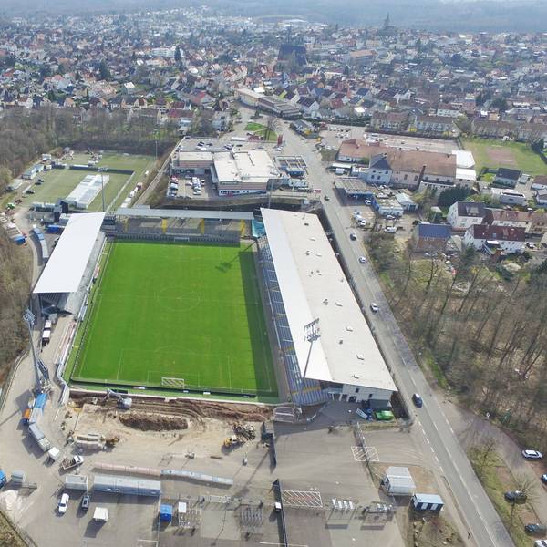 Das im Umbau befindliche Stadion der SV Elversberg an der Kaiserlinde aus der Luft gesehen. Im Vordergrund ist die abgerissene Westtribüne zu sehen.