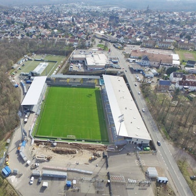 Das im Umbau befindliche Stadion der SV Elversberg an der Kaiserlinde aus der Luft gesehen. Im Vordergrund ist die abgerissene Westtribüne zu sehen.