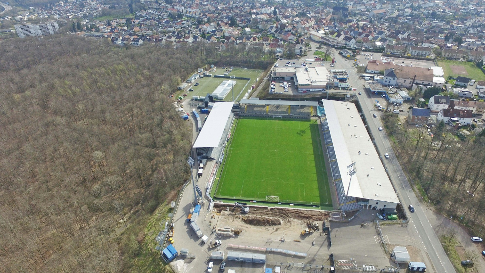Das im Umbau befindliche Stadion der SV Elversberg an der Kaiserlinde aus der Luft gesehen. Im Vordergrund ist die abgerissene Westtribüne zu sehen.