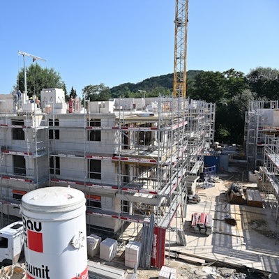 Am Neubauprojekt Am Aggerpark arbeiten Bauarbeiter.