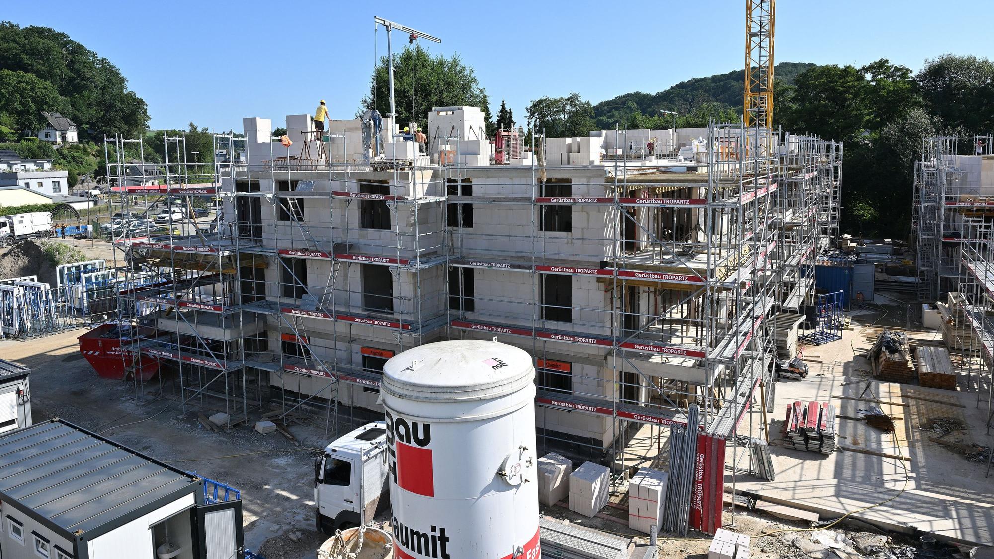 Am Neubauprojekt Am Aggerpark arbeiten Bauarbeiter.